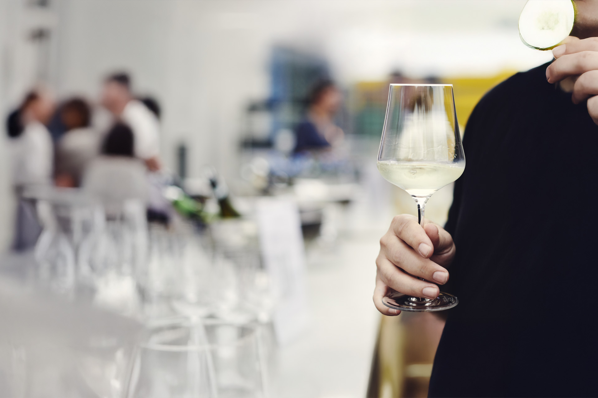Weinglas im club traube — Wein als Teil des Erlebnisses