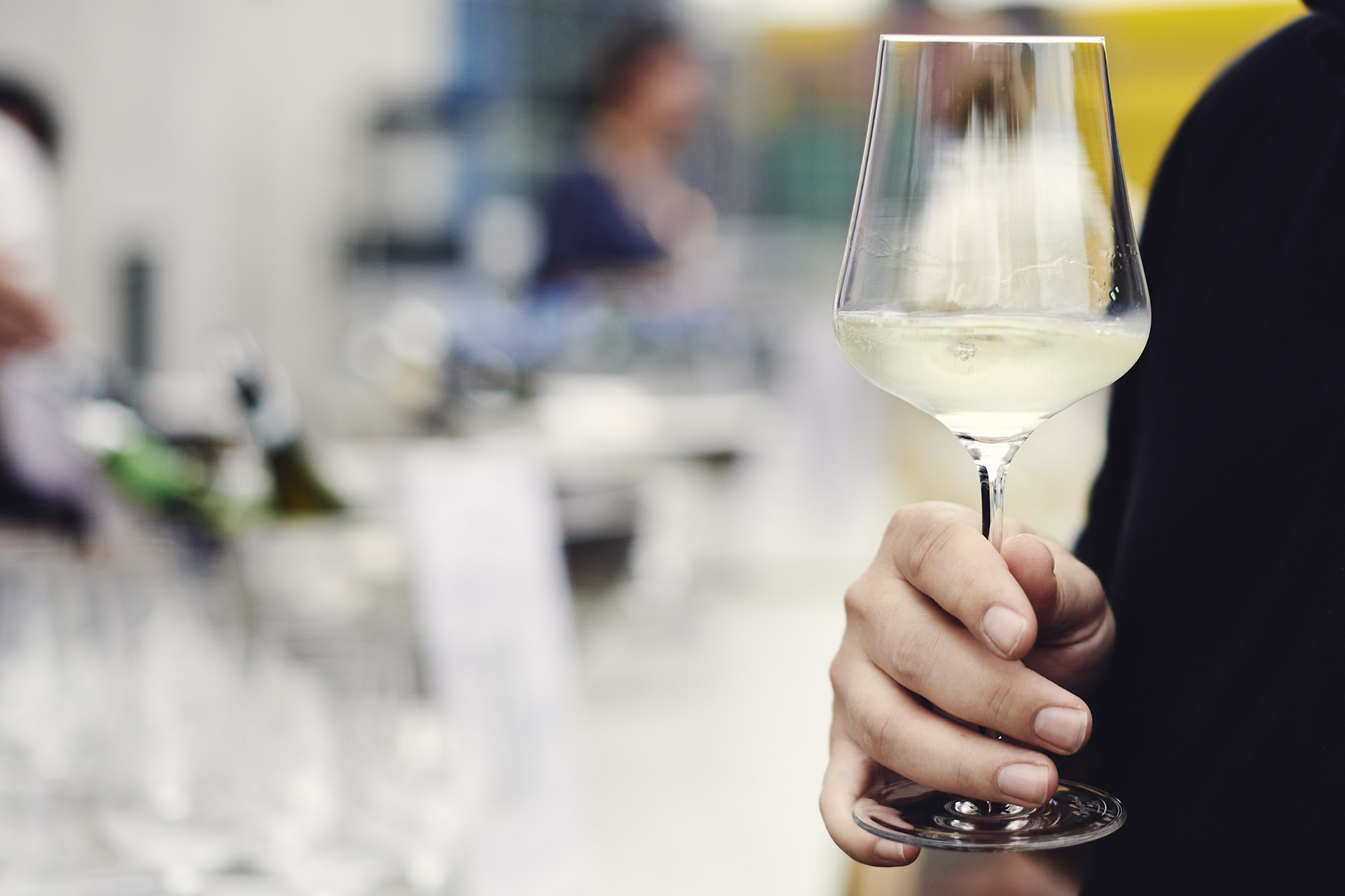 Weißwein im Glas auf der Terrasse