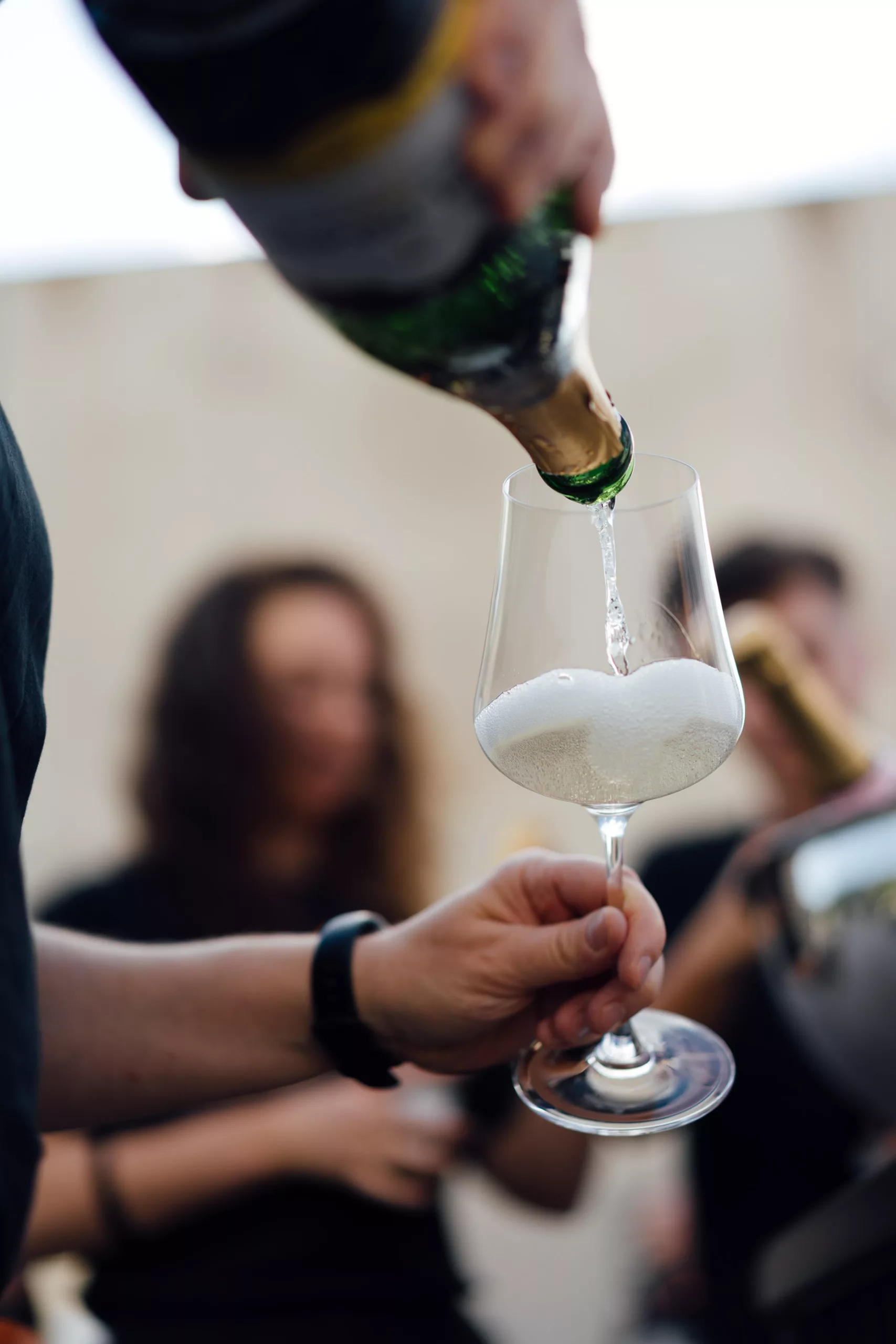 Wein wird in ein Glas eingeschenkt