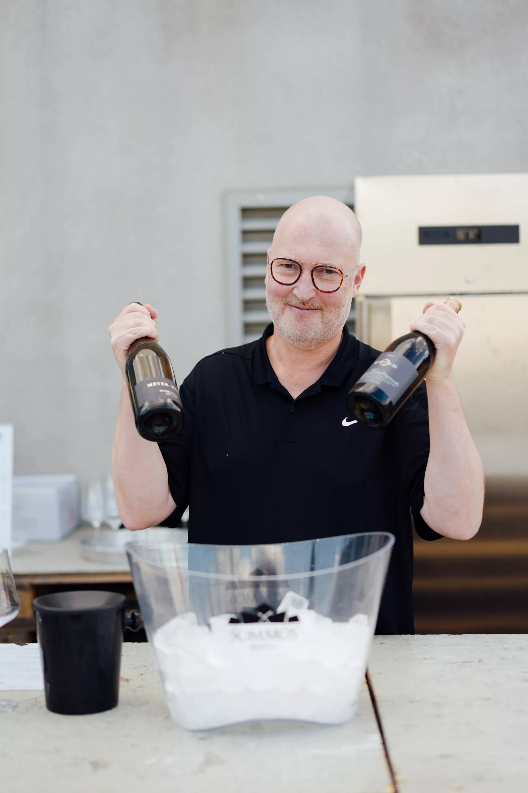 Oliver Schmid mit Weinkühler und Flaschen