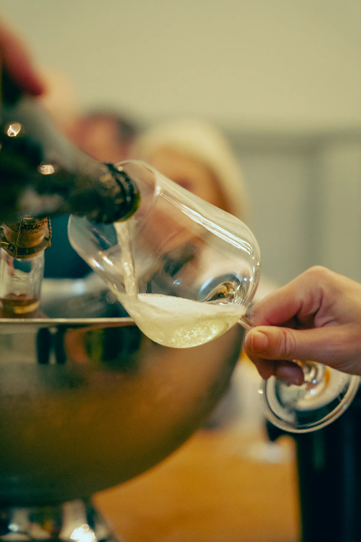 Weißwein wird beim Kultursalon eingeschenkt