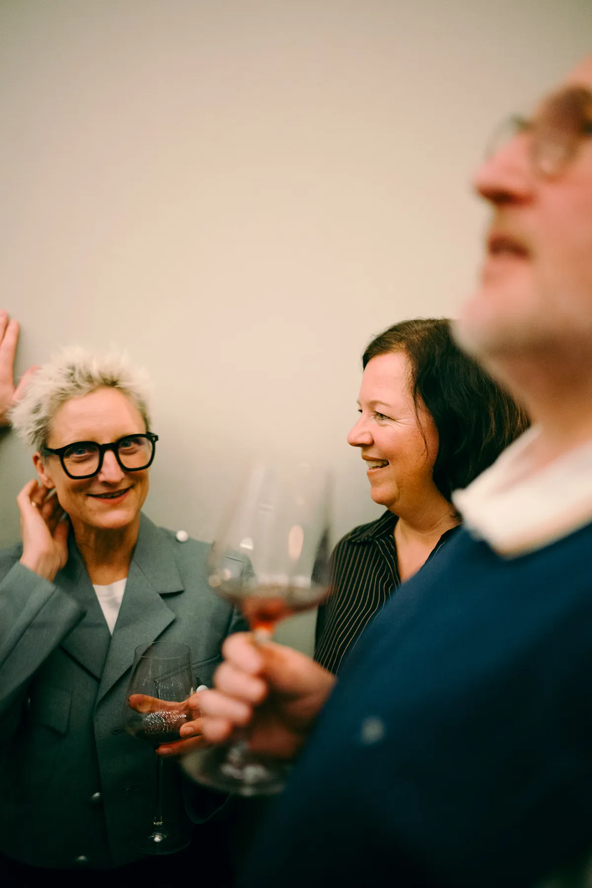 Zwei Gäste im Gespräch beim Kultursalon