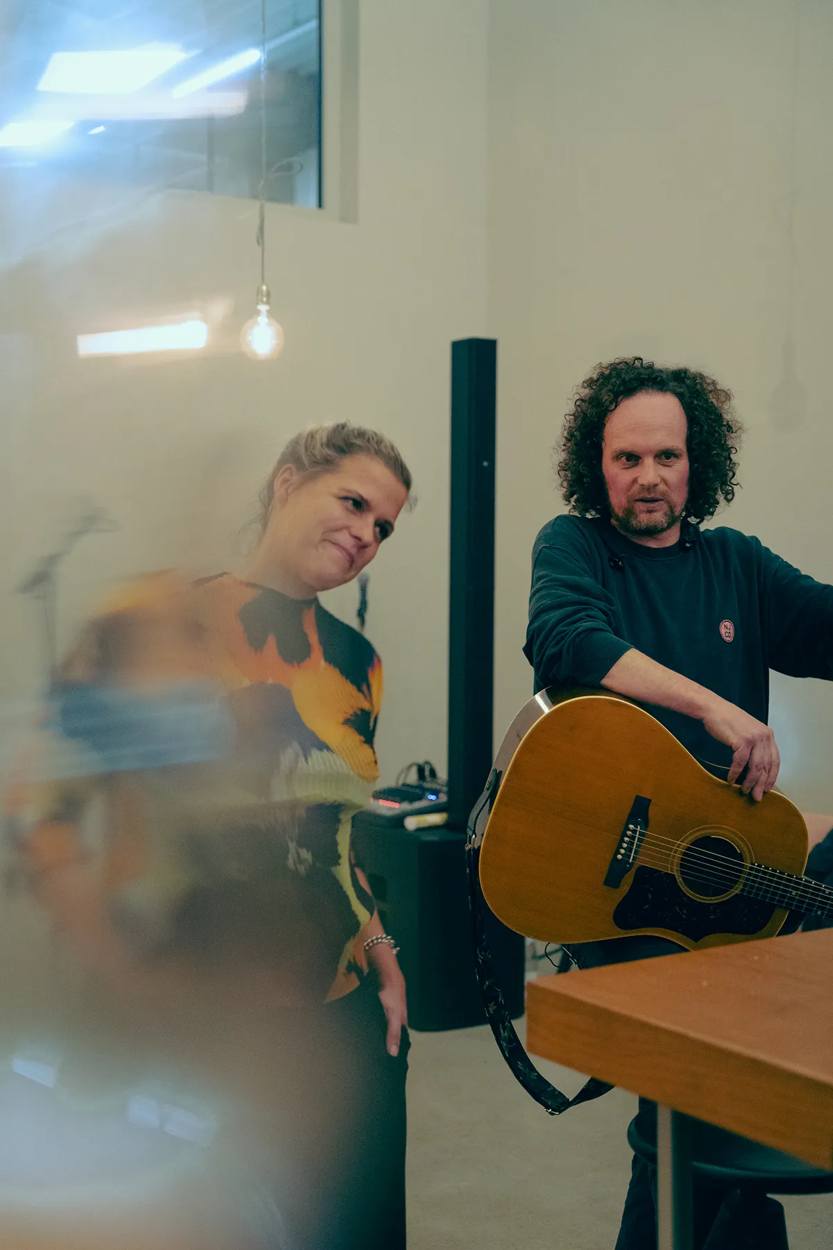 Musiker mit Gitarre beim Kultursalon