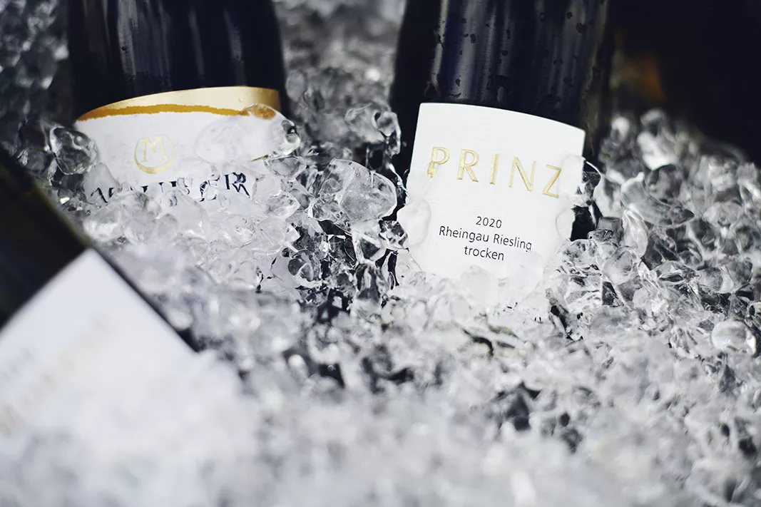 Flaschen von Rheingau Riesling 2020 auf Eis gekühlt, Etikett Prinz.